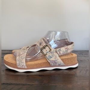 Clarks Women's Brynn Step Sandals in Sand Floral Size 9.5